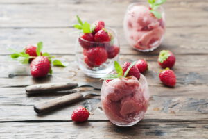 aardbeiensorbet ijs